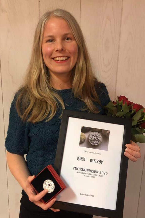 Kirsti Bergstø ble søndag tildelt Vuokkoprisen i Nesseby.
 Foto: Privat