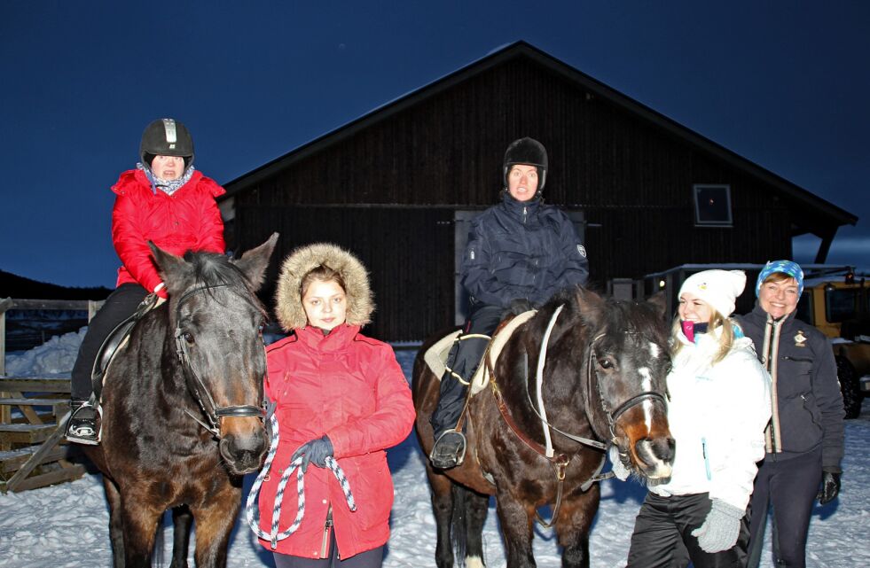 Gunn Elisabeth og Bjørg er klar for ridetur sammen med Sasha, Ida Mari og Hege.
 Foto: Torbjørn Ittelin