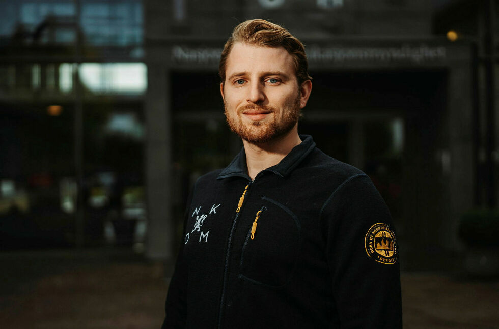 – Se for deg at du prøver å hviske til noen i andre enden av rommet, men det står mange imellom og roper. Man prøver å gjøre tjenesten utilgjengelig, sier Nicolai Gerrard fra Nkom om GPS-jamming.
 Foto: Nkom