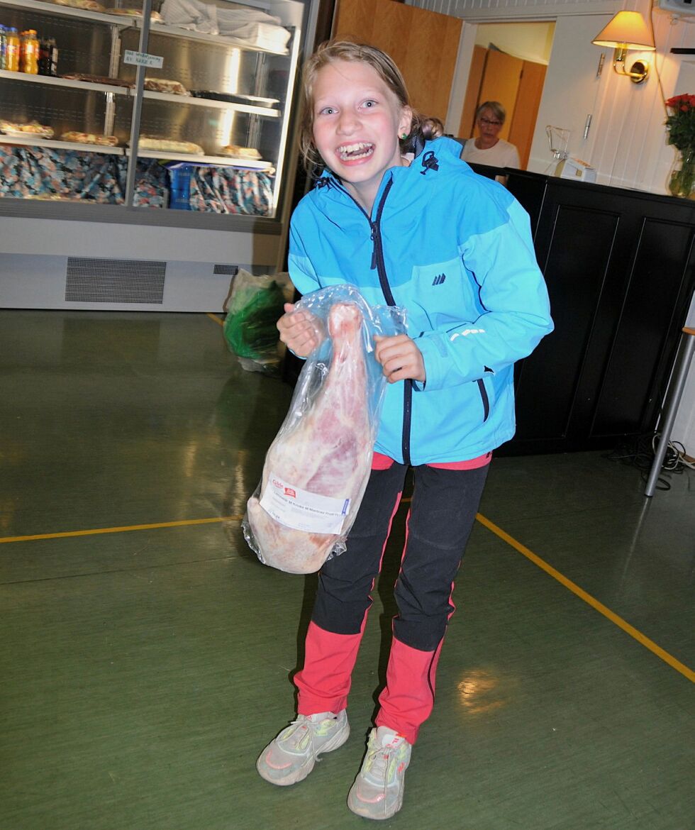 Maya Erlandsen (11) fra Narvik ferierer på Veidnes med resten av familien. Fredag var hun en av deltakerne i juniorklassen under VM i sauebjellekasting. Og hvem vet; kanskje var den tunge premien hun så vidt klarte å hanskes med, inspirasjon til boka «Lammet som ikke ville bli lår»?
 Foto: Hanne Klemetsen
