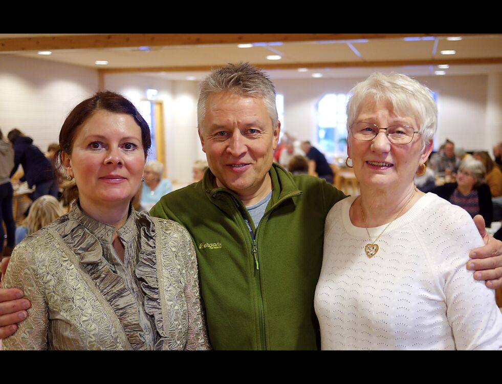 De er nye styremedlemmer i Nordkapp kirkeforening. Fra venstre Olga Jusopova-Nilsen, Per-Inge Jensen og Wenche Andersen. I tillegg er Ellinor Salamonsen og Lilli Ann Johansen med i det nye styret.
 Foto: Geir Johansen