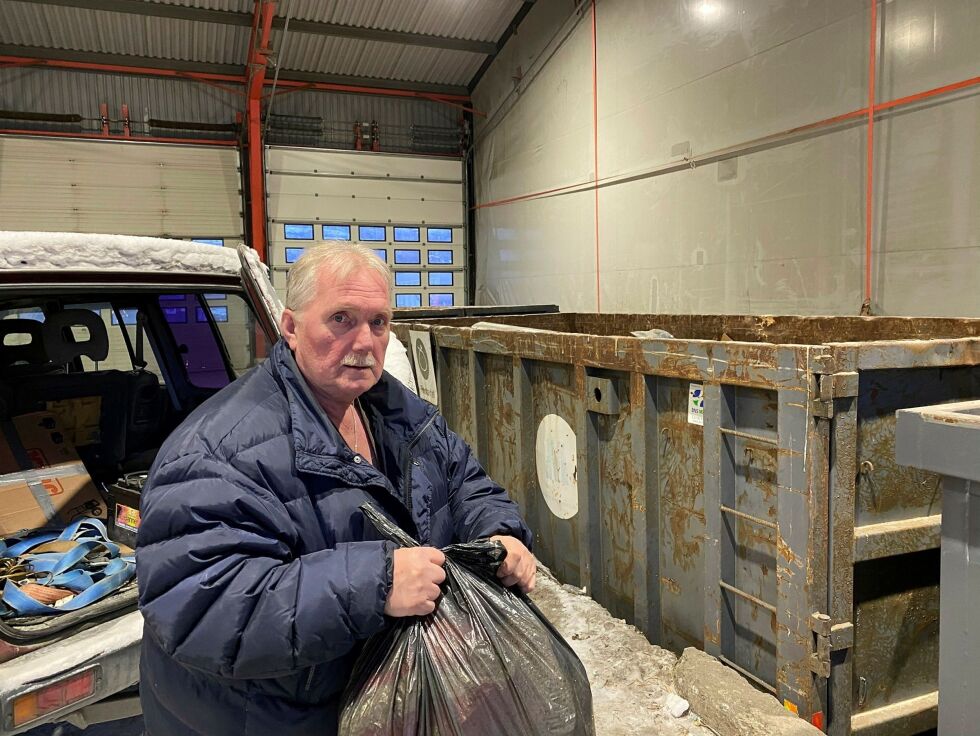 Kurt Mor­ten­sen fra Bjør­ne­vatn har pro­ble­mer med å skjøn­ne hvor­for det plut­se­lig skul­le være så ille at ØFAS får bygge en mo­der­ne og tids­rik­tig gjen­bruks­sta­sjon rett over vei­en fra dag­ens an­legg i Skit­fjæ­ra i Kir­ke­nes.
 Foto: Hallgeir Henriksen