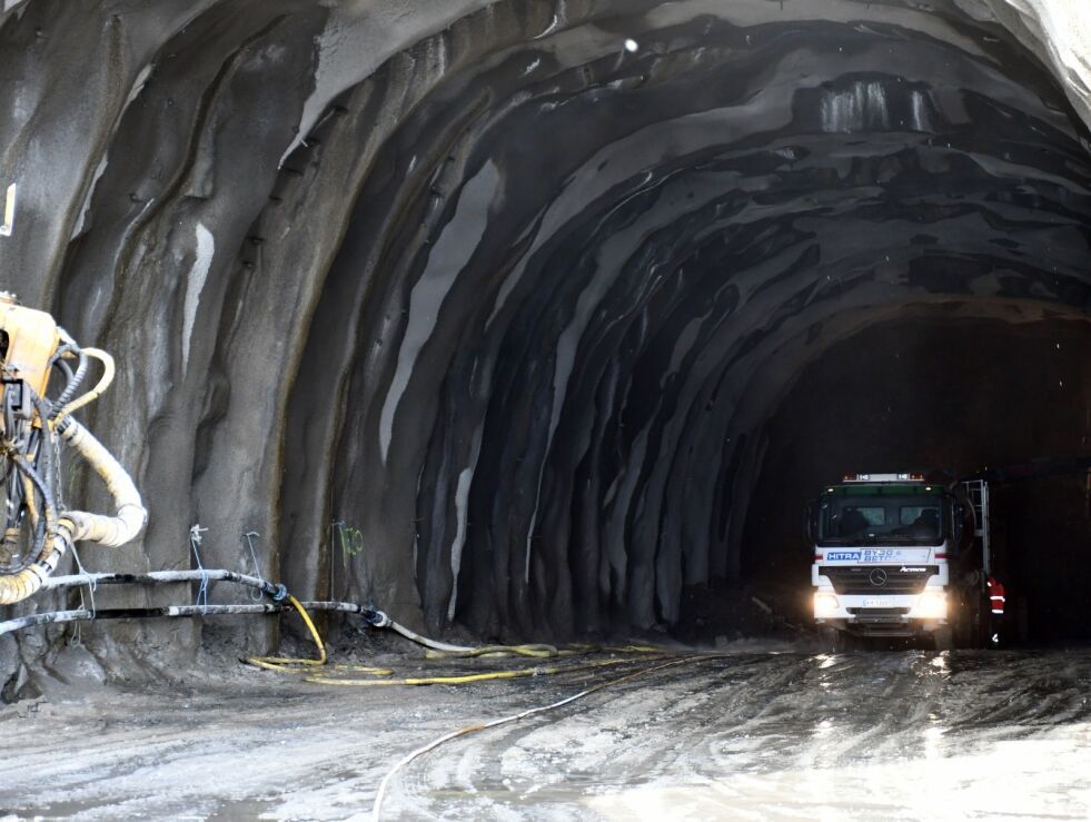 Meget dårlig fjell på Hønsa-siden av tunnelen gjør at arbeidet med sprengning og sikring tar mer tid enn først antatt. Fra nordsiden av tunnelen er det derimot godt fjell.
 Foto: Irene Andersen