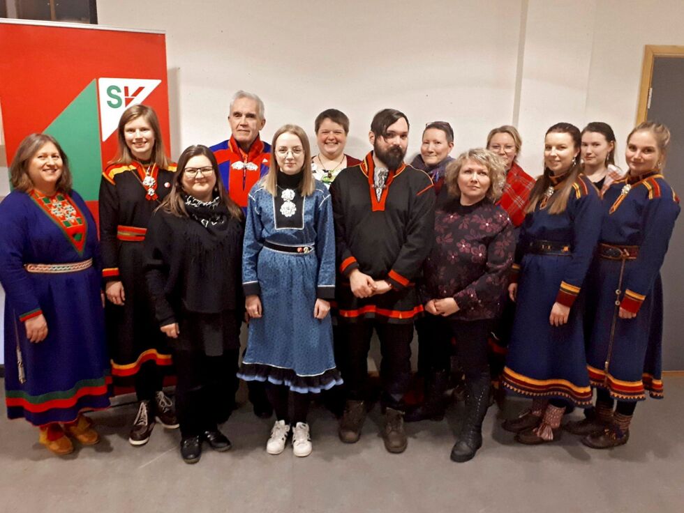 Bildet er fra SVs samepolitiske konferanse i 2019, siste anledning for corona satte stopper for fysiske møter. Foran fra venstre: Marit Susanne Utsi (Finnmark), Ingunn Kristina Kjølås Halvari (Finnmark - vara for Tommy Berg), Mikkel Berg-Nordlie (Sør), Lisa Pedersen (Troms - vara for Anton Petter Hauan), Ida Helen Suhr Svendsen (Troms). Hege Endregård (Sør), Inga Marie Nymo Riseth (Sør), Ernly Eriksen (Nordland), Sire K. Gaski (Nordland), Bente Nilssen Owren (Sør), Hilde M. G. Danielsen (Trøndelag), Dina Serine Owren (SU), Eva Sandersen Hetta (SU). Foto: Elin M. Wersland