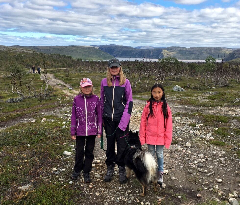 Ane Lindelien, Camilla og Cecilie Fredriksen hadde med seg en hund som så ut til å trives like godt som dem selv med Bugøyfjorden i bakgrunnen.
 Foto: Hallgeir Henriksen
