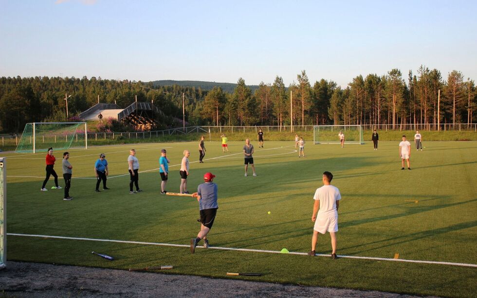 Her er spil­ler­ne i ak­sjon. Lek­ene fore­går på Nii­to­guol­ban fot­ball­ba­ne. Foto: Ká­re­naš sam­isk språk- og kul­tur­sen­ter