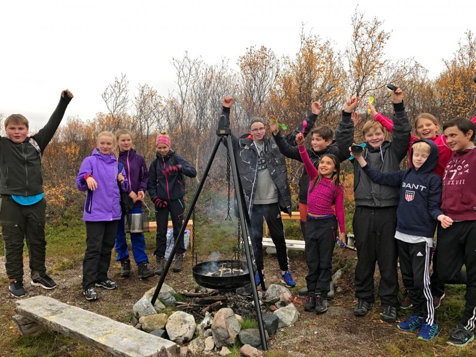 Christine Nielsen, Mildrid Greiner, Mats Wickstrøm, Arnfinn Vonka, Christian Langholz, Elise Vonka, Tobias Borthen-Mikkola, Eivind Langholz, Henrik Langholz, Marita Bugge og Sara Rønning Hågensen syntes å ha hatt en herlig skoledag i Jarfjord.
 Foto: Tårnet skole