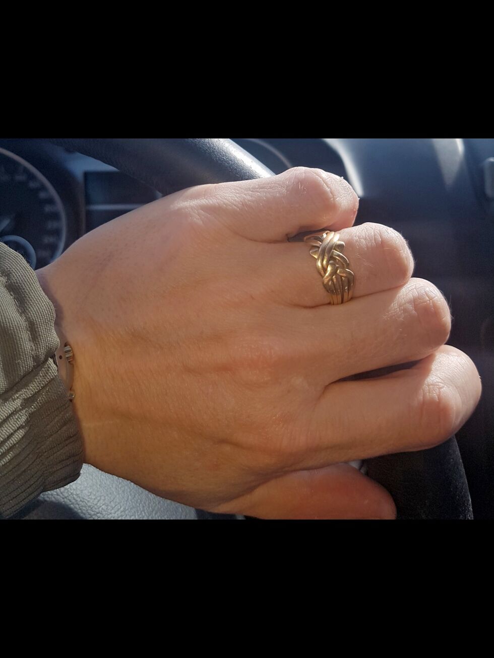 Torgeir Tornvik i Lakselv har for over to uker siden mistet ringen sin i Lakselv sentrum. Ringen er, som avbildet, av typen flettering/Libanonring, og den har 6 ringer. Tornvik vil gjerne ha ringen tilbake, da den betyr mye for han. Han lover derfor 1.000 kroner til den som kan gi han ringen tilbake.
 Foto: Privat