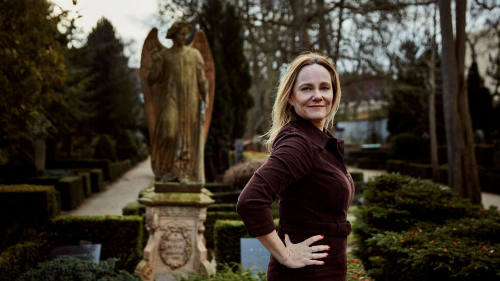 Med sitt sedvanlige skråblikk og glimt i øyet forteller Maren Uthaug om familiehemmeligheter, overtro og forbudt kjærlighet.
Foto: Thomas Howalt Andersen