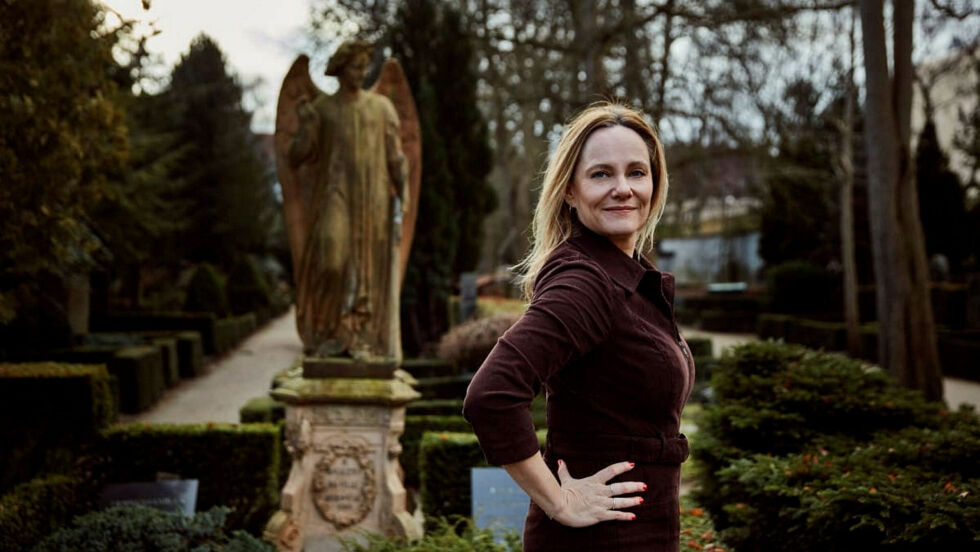 Med sitt sedvanlige skråblikk og glimt i øyet forteller Maren Uthaug om familiehemmeligheter, overtro og forbudt kjærlighet.
 Foto: Thomas Howalt Andersen