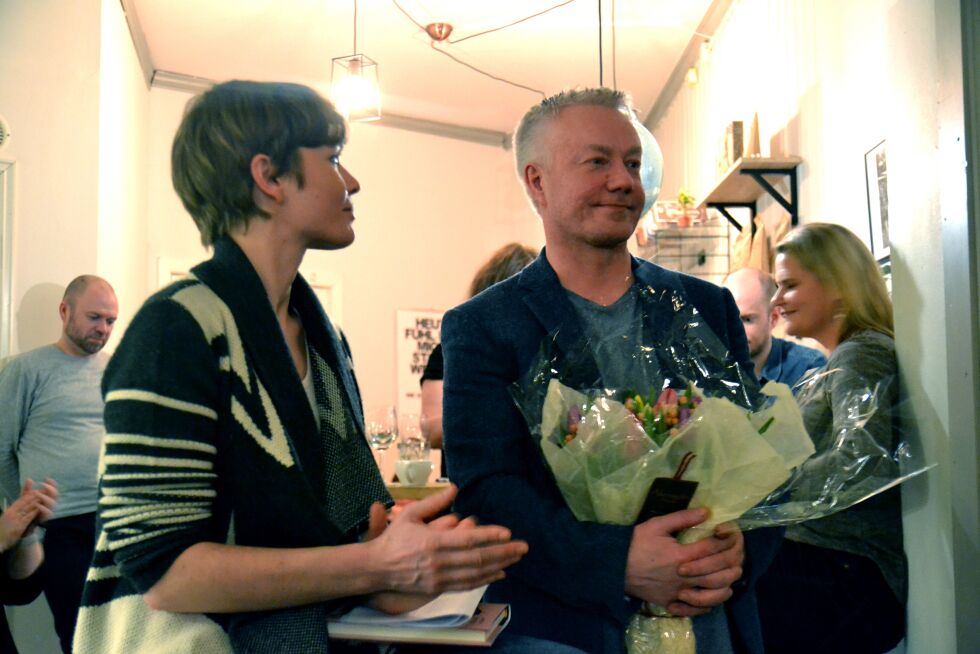 Jakob Arvola kunne ta imot blomster etter lanseringen.
 Foto: Sunniva Bornøy