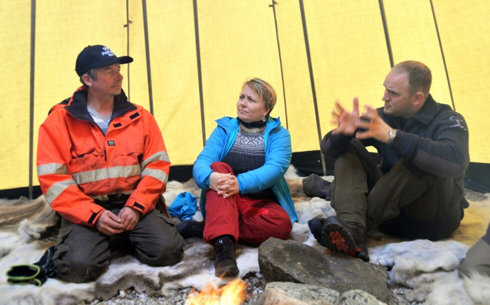 Per John Anti, leder i reinbeitedistrikt 14A, bekrefter at distriktet har fremmet krav om at fredningen av Oldereidneset må oppheves. Bildet er fra september 2016 og viser Anti sammen med porsangerordfører Aina Borch og mat- og landbruksminister Jon Georg Dale under statsrådens besøk i distriktets sommerleir på &#268;askilfjellet i fjor.
 Foto: Sonja E. Andersen