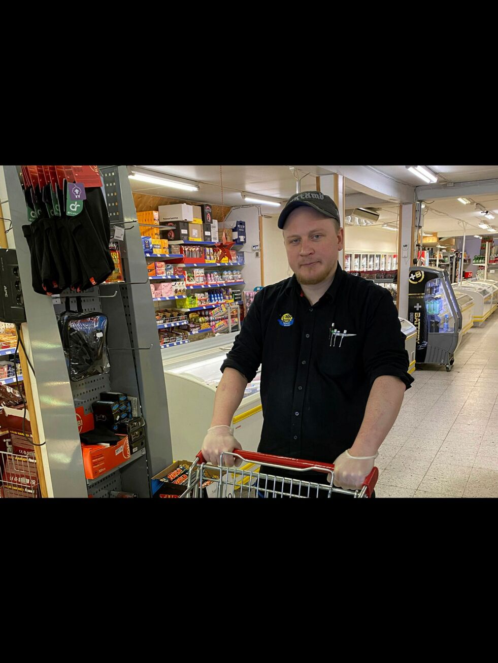 Juha Kekäle gjør her klar en bestilling til en kunde som får varer kjørt hjem på bestilling. Noen kunder bor 120 kilometer unna butikken. Foto Janna Kekäle