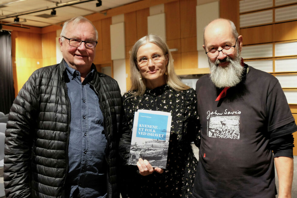 Det var Vadsø historielags leder, Trygg Jakola (til venstre) og museets avdelingsleder Mia Krogh som hadde invitert journalist, oversetter og oppleser, Jan Erik Kaplon til en minnerik ettermiddag.
 Foto: Bjørn Hildonen