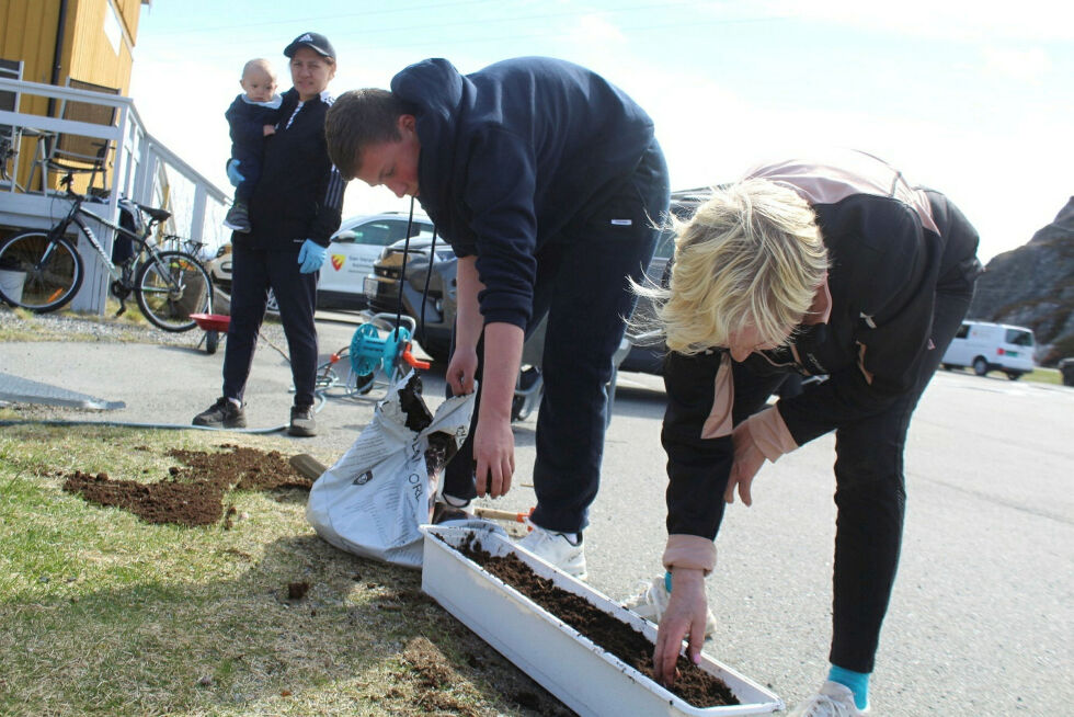 Elian planter ut blomsterfrø sammen med sjefgartner Solbjørg Bakken.
 Foto: Randi Irene Losoa