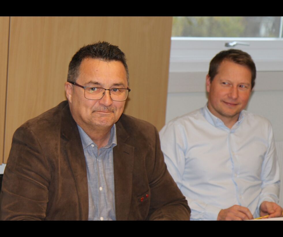 Fungerende administrasjonssjef Olaf Trosten (til høyre) er en av de nessebyordfører Knut Store har på søkerlista til den nye stillingen.
 Foto: Torbjørn Ittelin