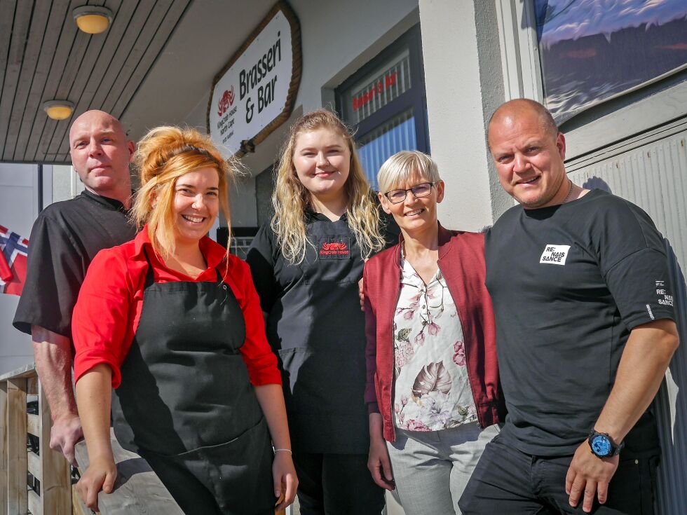 De satser på helårlig drift og nytt driftsopplegg for King Crab House North Cape i Sjøgata i Honningsvåg. Nå er det fullt kjør i den mest hektiske turistsesongen. Fra venstre på bildet kokk Petri Lönn, servitørene Savi Aurinen og Mathilde Bull, samt Herdis Hansen og Raymond Bjerkan, som har overtatt restauranten etter Håkon Yngve Karlsen.
 Foto: Geir Johansen