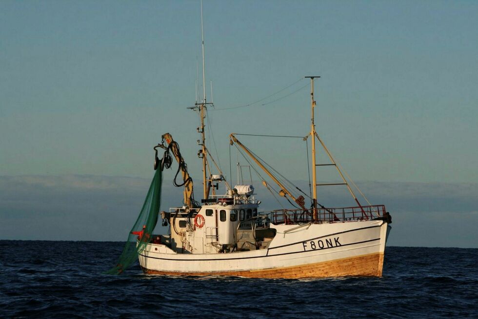 – Jeg har vært inne på tanken om å kjøpe en nyere båt opp gjennom årene – men jeg har alltid kommet til at jeg vil fortsette å fiske med den gamle trebåten. Det er en veldig god sjøbåt med god stabilitet, og selv om lastekapasiteten er mindre enn i moderne båter har vi nå klart oss bra, fastslår Johnny Ingebrigtsen.
 Foto: Privat