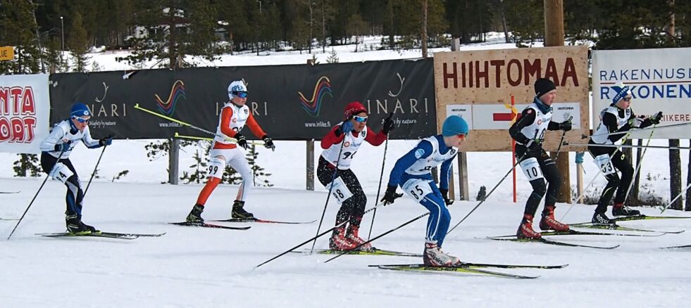 Det var kamp om plassene ut fra start i guttenes 12-årsklasse på fellesstarten. Her er Iver Tude Petterson fra Ilar (startnr. 18) og Truls Bernhardsen fra Polarstjernen (nr. 14) i hard kamp med flere finske og russiske konkurrenter.
 Foto: Charles Petterson