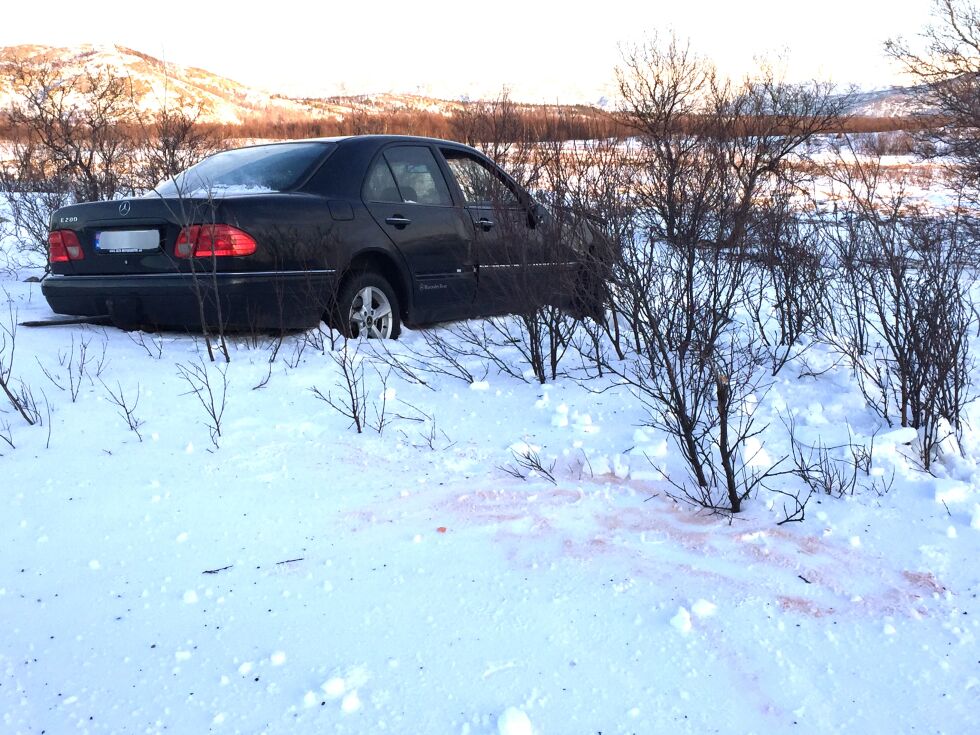 Bilen, en Mercedes, ser ut til å ha hatt stor fart før ulykken.
 Foto: Marius Thorsen