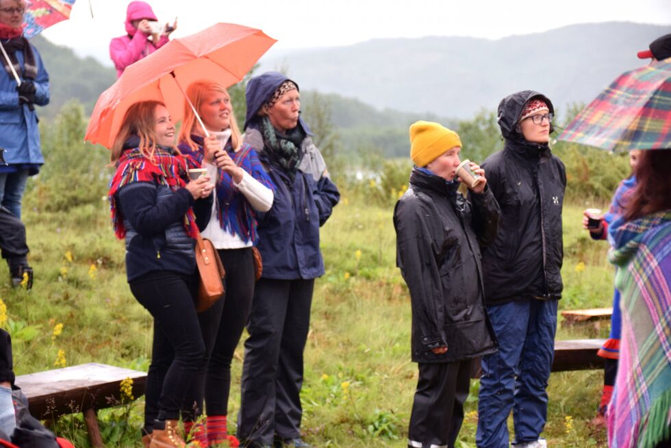 Det var god stemning, til tross for regnet, under konserten til tre generasjoner Varsi sist helg.
 Foto: Hilde Porsanger