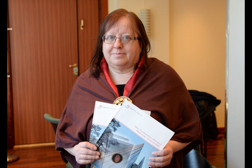 Leder i Samenes Folkeforbund Liv Slettli med brosjyrer for verving til samemanntallet.
 Foto: Steinar Solaas