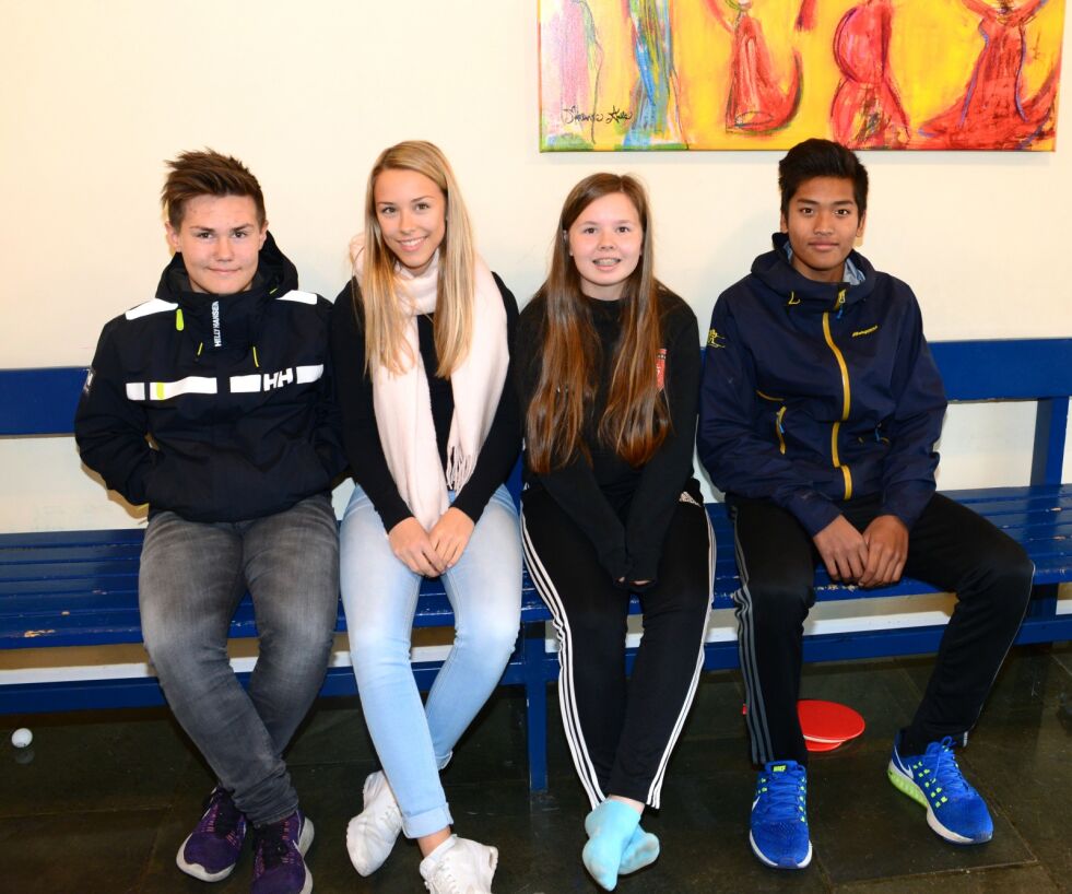 Elevene Tobias Eideng Hansen, Maria Pedersen, Sara Gaup og Key Persen forteller at det har vært en hard skolestart fordi de savner mobilene sine.
 Foto: Hannah Persen