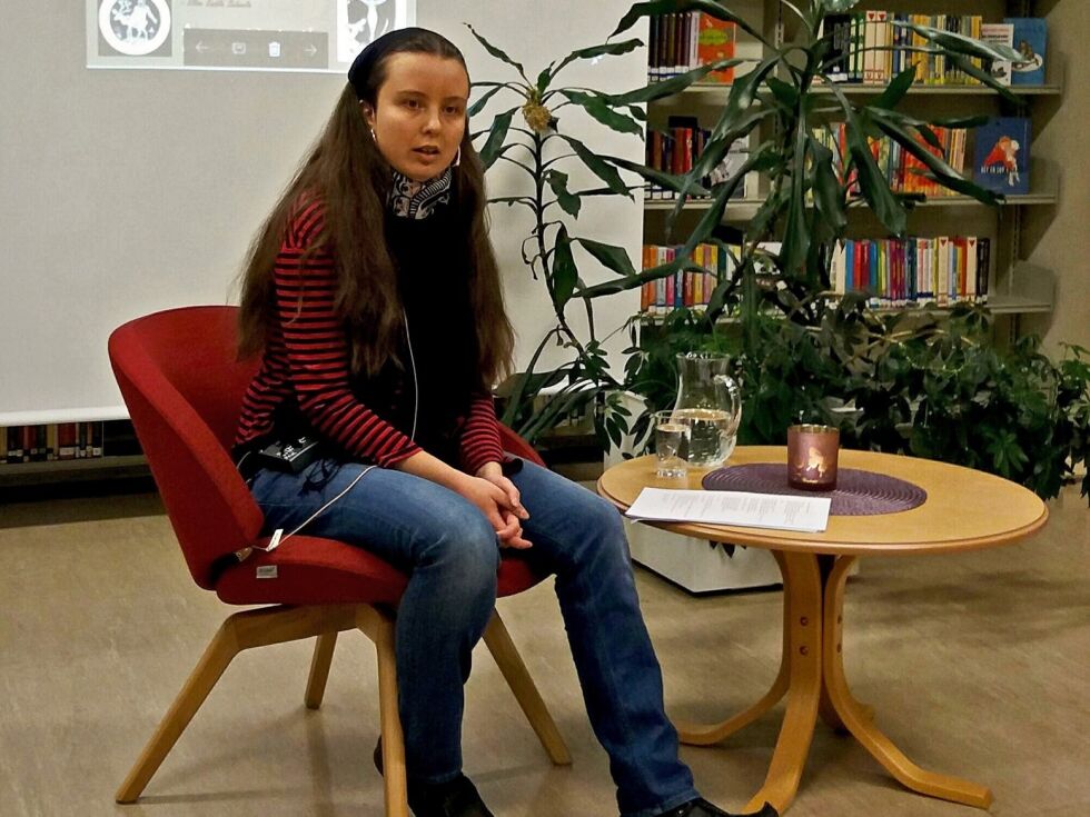 Elise Embla Scheele besøkte Lakselv i forrige uke. På Porsanger bibliotek presenterte hun sitt forfatterskap og sitt kunstnerskap.
 Foto: Ann-Britt Svane, Porsanger bibliotek