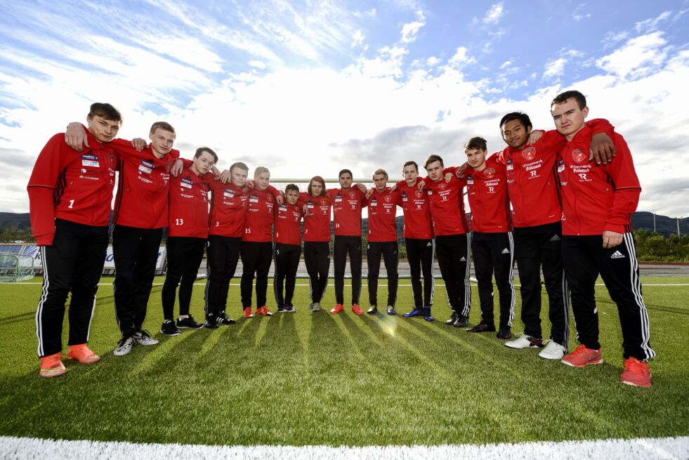 Tor Agnar Olli, Nikolai Johansen, Nils Thomas Aronsen, Brede Isaksen, Sander Larsen, Tobias Eideng Hansen, Runar Rasmussen, Tage Høybakken, Bernhard Leinan Mathiesen, Viktor Hansen, Haakon Hansen Aas, Hauk Straumsnes, Key Persen og Håvard Mikalsen er klar for å gi alt under Norway Cup. Eirik Amundsen, Håvard Johansen, Jøte Masternes og Sindre Vonheim var ikke til stede under treningen.
Foto: Sigurd Schanke