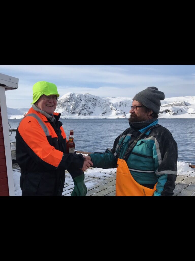 EDLE DRÅPER: Bjarne Johansen overrekker en flaske whisky til Sture Olsen i avskjedsgave.
 Foto: Privat