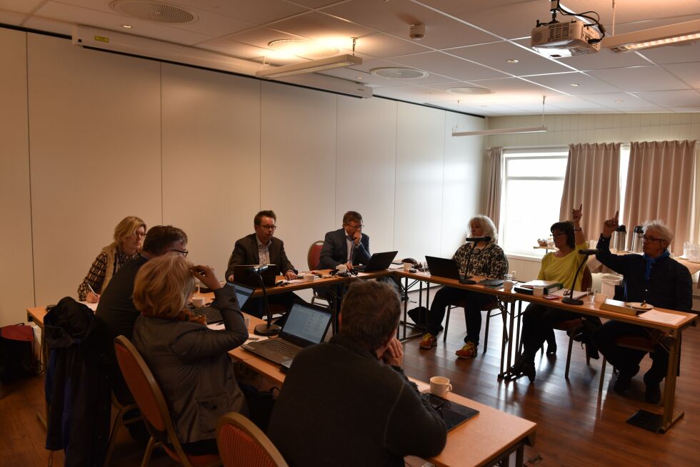 Her stemmer Sametingets tre representanter Mathis Nilsen Eira, Máret Guhttor og Marit Kirsten Anti Gaup (med ryggen til) for å ta omkamp om ledervervet. De nådde ikke fram.
 Foto: Lars Birger Persen