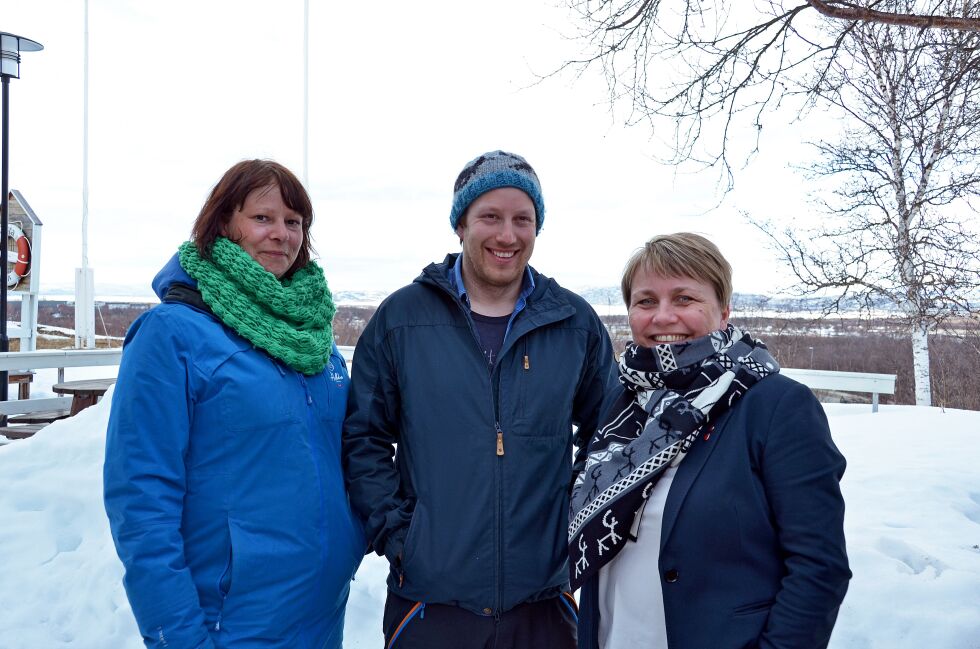 Carina Melå, Hans Petter Harangen og ordfører Aina Borch er strålende fornøyde med å kunne presentere opplevelser i Porsanger for finlenderne.
 Foto: Roger Albrigtsen