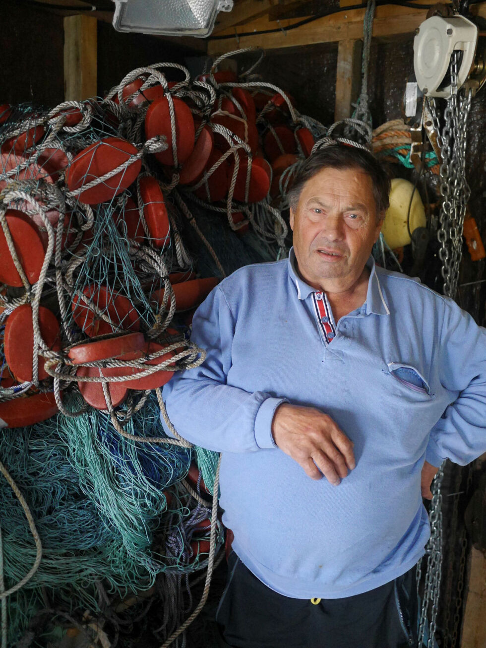 Josef Samuelsen har garn og nøter for sjølaksefiske, men disse redskapene får han ikke brukt, da all sjølaksefiske i Nordkapp nå er forbudt.
 Foto: Geir Johansen