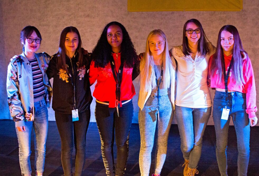 Samtlige deltakere gikk videre under årets UKM, nivået var skyhøyt. Alle gjorde en enestående jobb, innenfor sang, videoproduksjon, samt arbeidet som konferansierer. Fra venstre; Anna Corazon (13), Rihtá Eira (15), Anna Tunold (15), Ánne Máijá Turi (15), Sárá Rávdná Anti (18) og Biret Márjá Engstad (15). Fire deltakere manglet, og det var blant de fire av seks som arbeidet med videoproduksjon.
Foto: June Helén Bjørnback