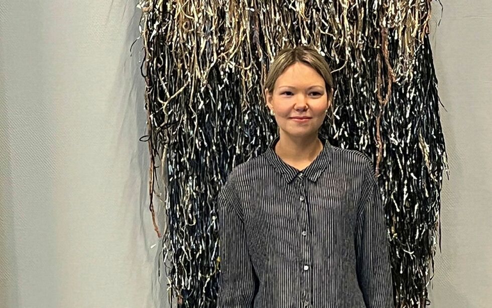 Kunstner Ramona Salo fremfor verket Goržži.
 Foto: Åshild Birkeland