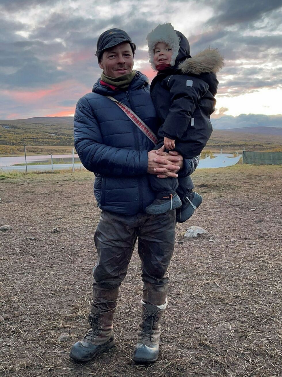 Siidaleder Johan Isak Eira har et håp om at hvis lokalbefolkningen og reindrifta omgås mer, så vil det føre til en bedre forståelse for hverandre. Her er Eira med sitt yngste barn, Jone Issát (3).
 Foto: privat