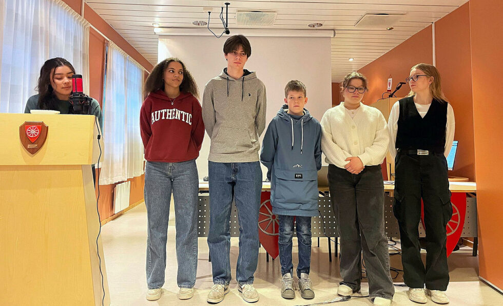Det nye ungdomsrådet i Evenes. Leder Alisa Jordan, nestleder Alva N. Ravn Korneliussen, Johan Tverfjeld, Marius A. Skånhaug, Rena Høgli og Sandrine Høgli. Ragna R. Nilsen var ikke til stede.
 Foto: Evenes kommune