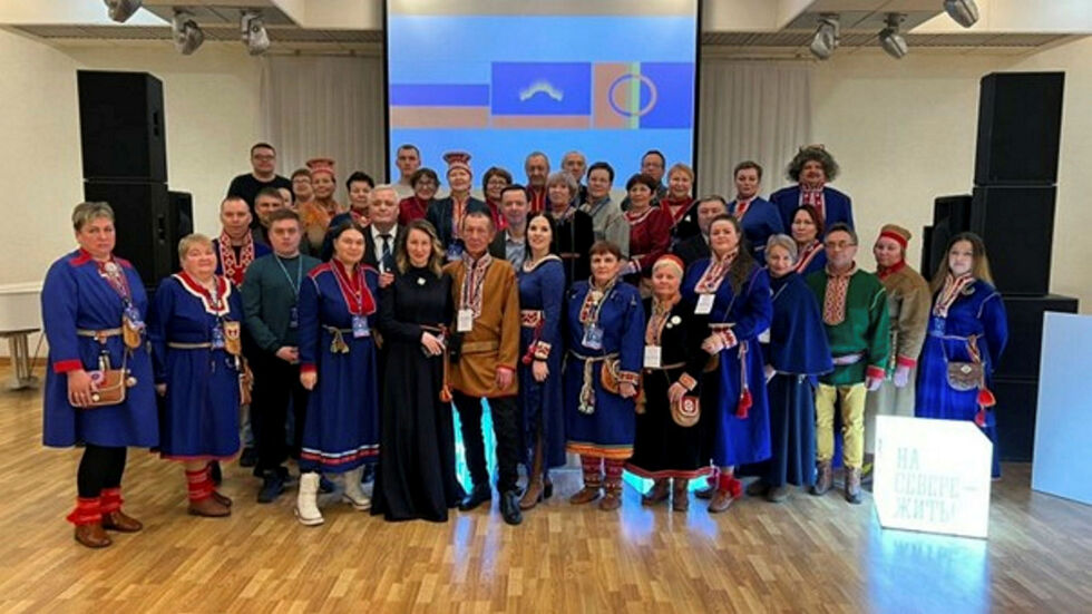 Delegater til den 5. kongressen for Rådet for urfolk i nord, som bestemte seg for å avskaffe den samiske rådsforsamlinga Sam’ Sobbar den 26. november 2022.
 Foto: GOBU “Senter for urfolk i nord