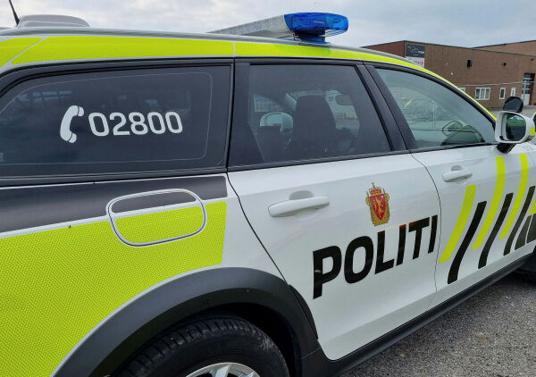 Gikk løs på politibil, knuste blålys og ruter