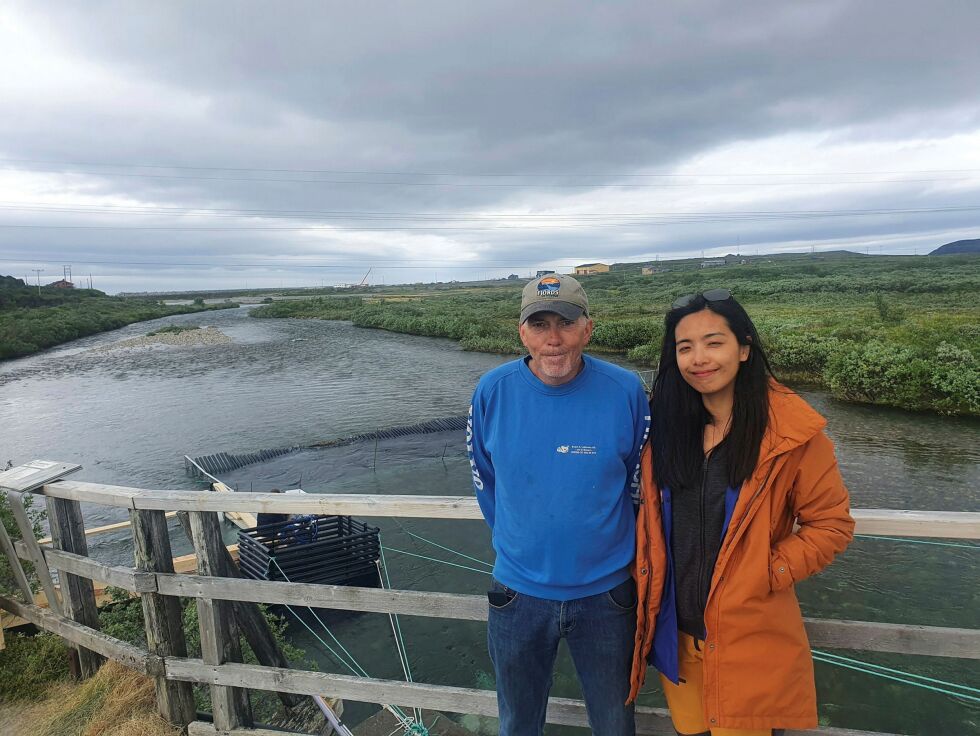Geir Kristiansen i Berlevåg JFF og Monica Cheng i Huawei Norway foran den nylig oppsatte fiskefella i Storelva i Berlevåg.
 Foto: Tom Hardy