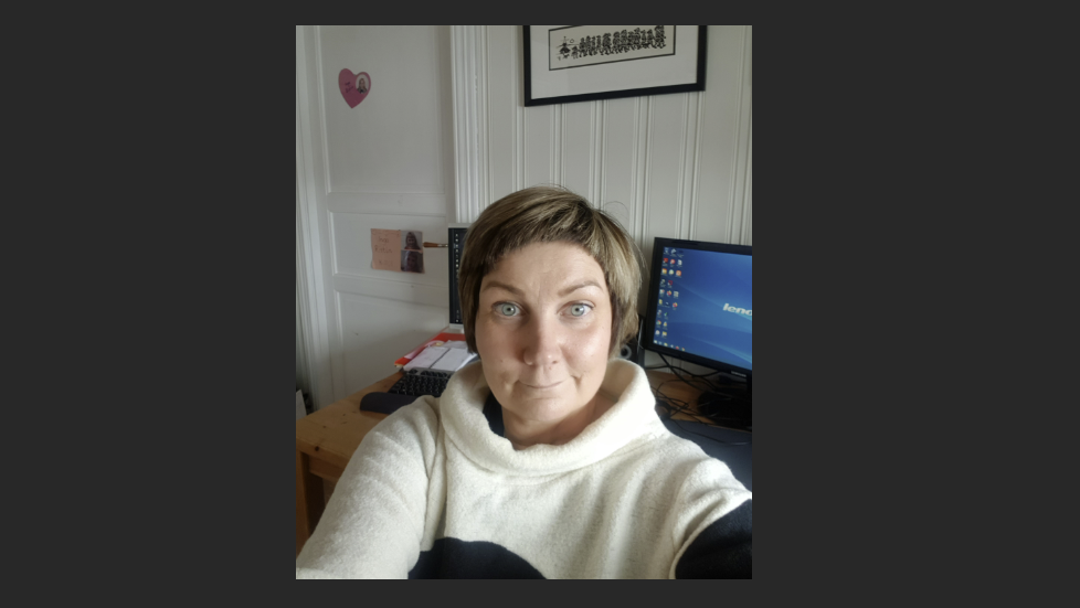 Alle som kan, job­ber for tida fra hjem­me­kon­tor. Det gjel­der også sa­me­tings­pre­si­dent Aili Keskitalo. Her er en sel­fie som Sá­gat ba om å få til­sendt.