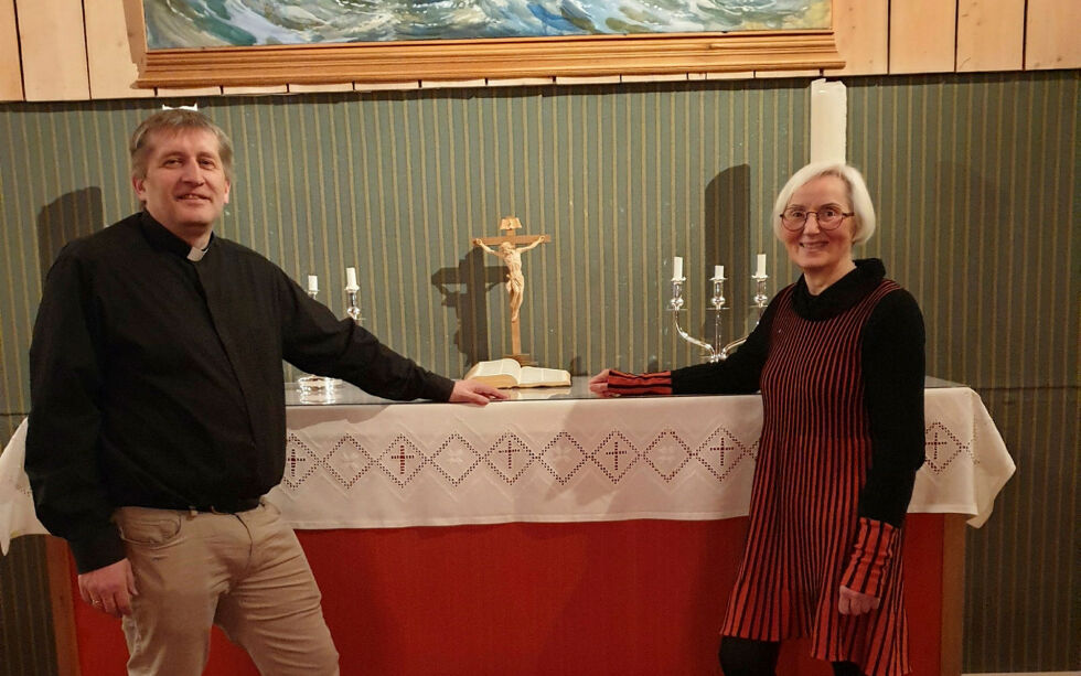 Sogneprest Arne Skare og Hildur Pedersen viser stolt frem den reparerte alterduken
 Foto: Asfrid Karlsen