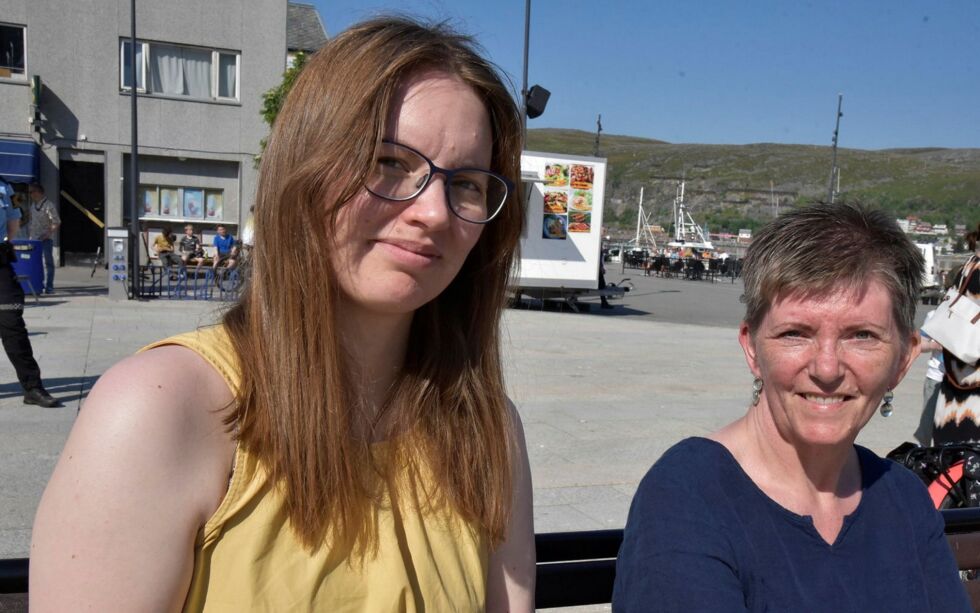 Hanne Marion Gaup (til høyre) og datteren Astrid Gaup Schanke var til stede på markeringen for å vise sin støtte til hendelsen i Oslo. 
– Om du er lesbisk, homofil, same, hva du enn er, skal du ha rett til å være den du er, var de begge to enige om.
 Foto: Cecilie Ditløvsen