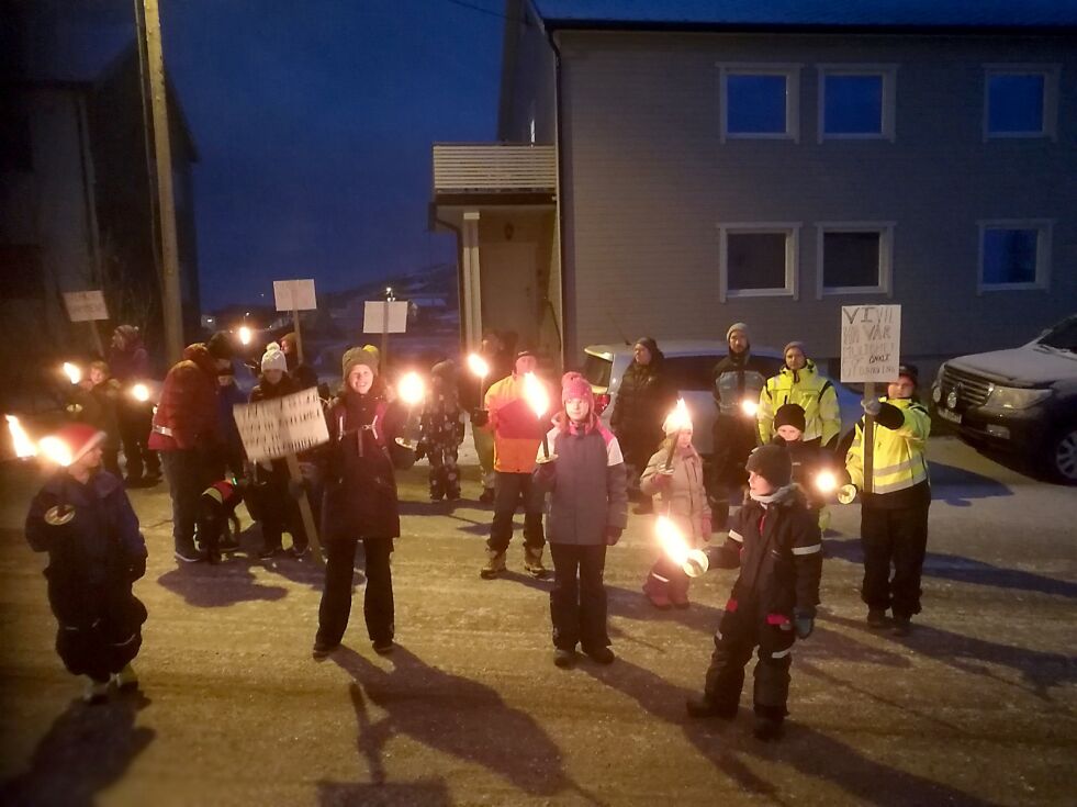 Kommunestyret ble tirsdag møtt med fakkeltog og rop om mer satsing på skole i Mehamn.
 Foto: Erik Brenli