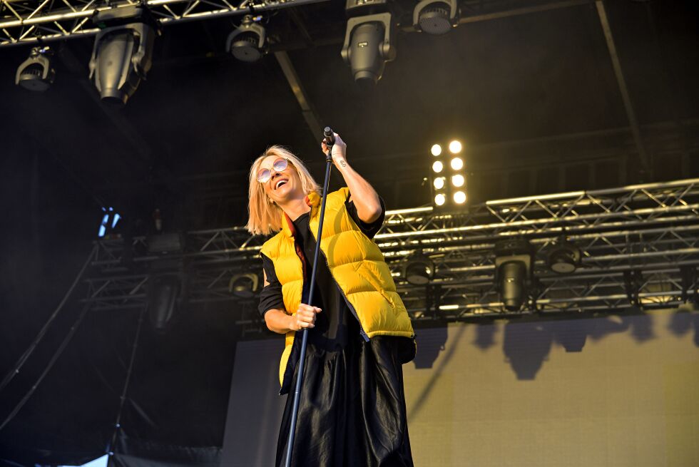 Ina Wroldsen var kanskje fredagens høydepunkt. Hun imponerte med allsang og trampeklapp, men hun var minst like imponert selv. - For et sted! Tenk at dere bor her! strålte Wroldsen fra scenen.
 Foto: Hannah Persen