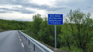 Endelig skoltesamisk skilting