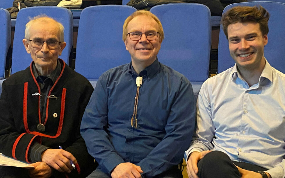 Historiker Steinar Pedersen, SEG-leder Håvald Hansen og advokat Helge Aslaksen Ravna var ansvarlige for folkemøtet i Tana om prosessene rundt vindkraftutbyggingene og forvaltninga av Tanaelva.
 Foto: Thor Thrane