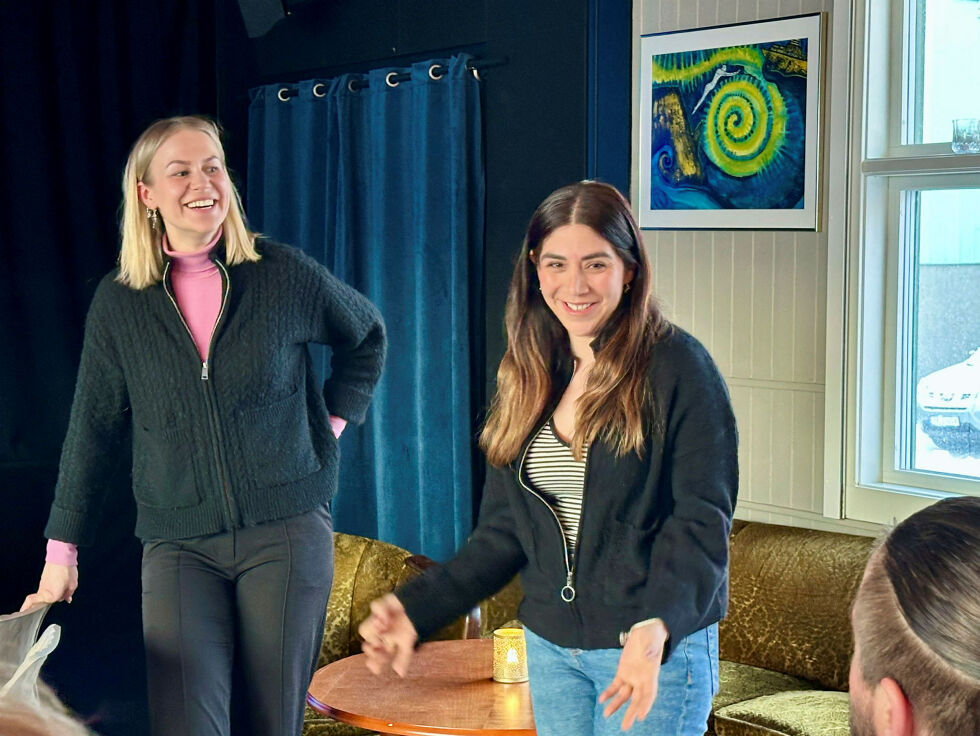 Beatriz Stephanie Fernàdnes Galàn (til høyre) har dratt i gang språkkafe/language hangout mens hun venter på arbeidstillatelse fra UDI. Lisa Fosse til venstre.
 Foto: Jan Olsen