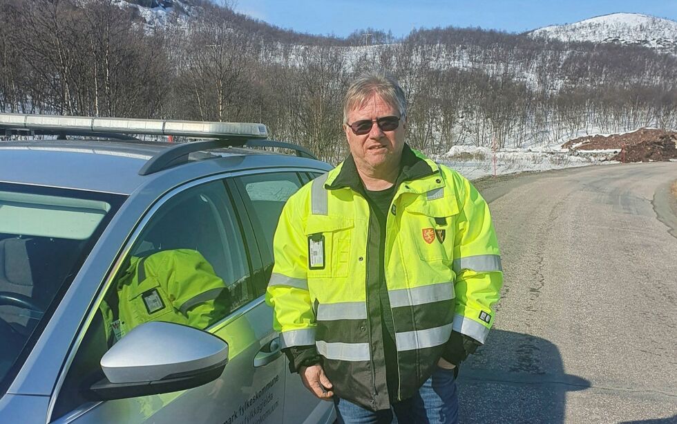 Byg­ge­le­der John­ny John­sen i Troms og Finn­mark fyl­kes­kom­mu­ne sier geoteknikere fra Tromsø kommer til Tana med kveldsflyet og begynner jobben med å undersøkere rasstedet i Smalfjord i morgen. – Alle vegbygging stanses inntil videre, sier han.
 Foto: Tom Hardy