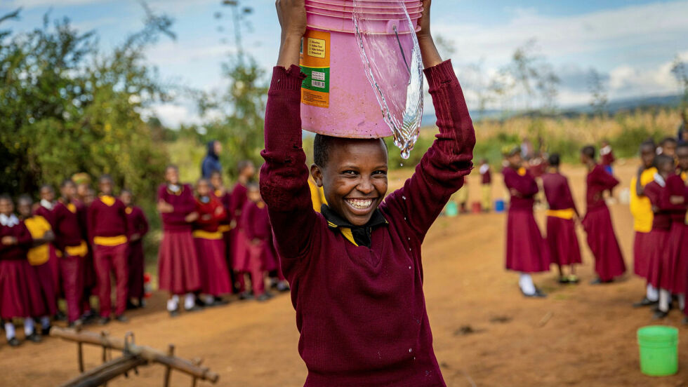 Femten år gamle Deodata Julius er en av dem som fikk livet endret da landsbyen hennes Goje i Tanzania fikk brønn.
 Foto: Håvard Bjelland/Kirkens Nødhje